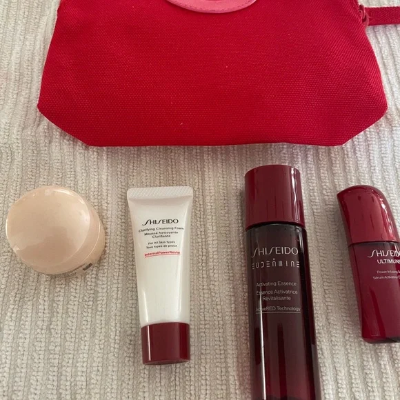 Shiseido 5 piece Red Beauty products set - Picture 2 of 7